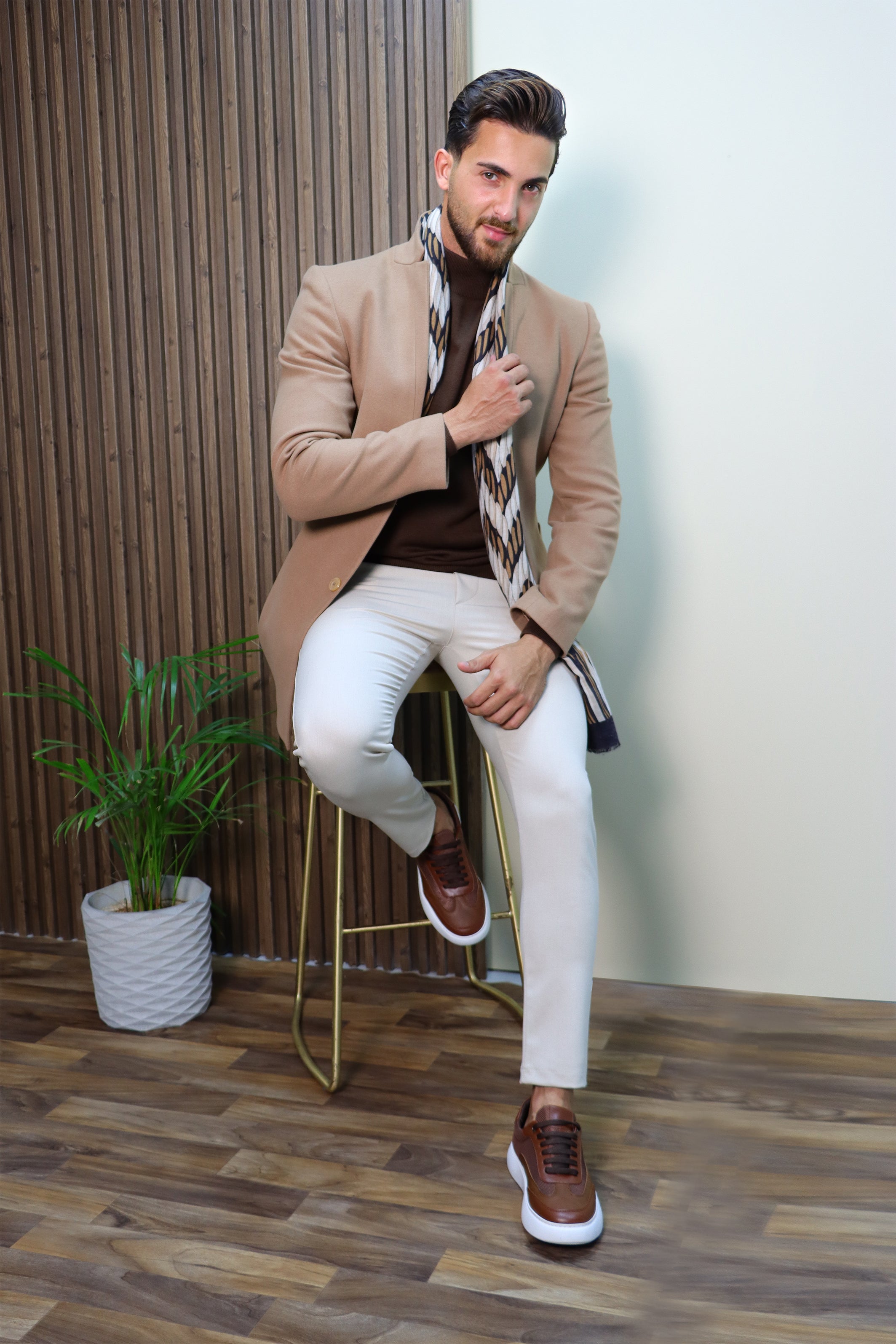 Timeless Beige Chic: The Classic Coat Col Mao in Neutral Elegance