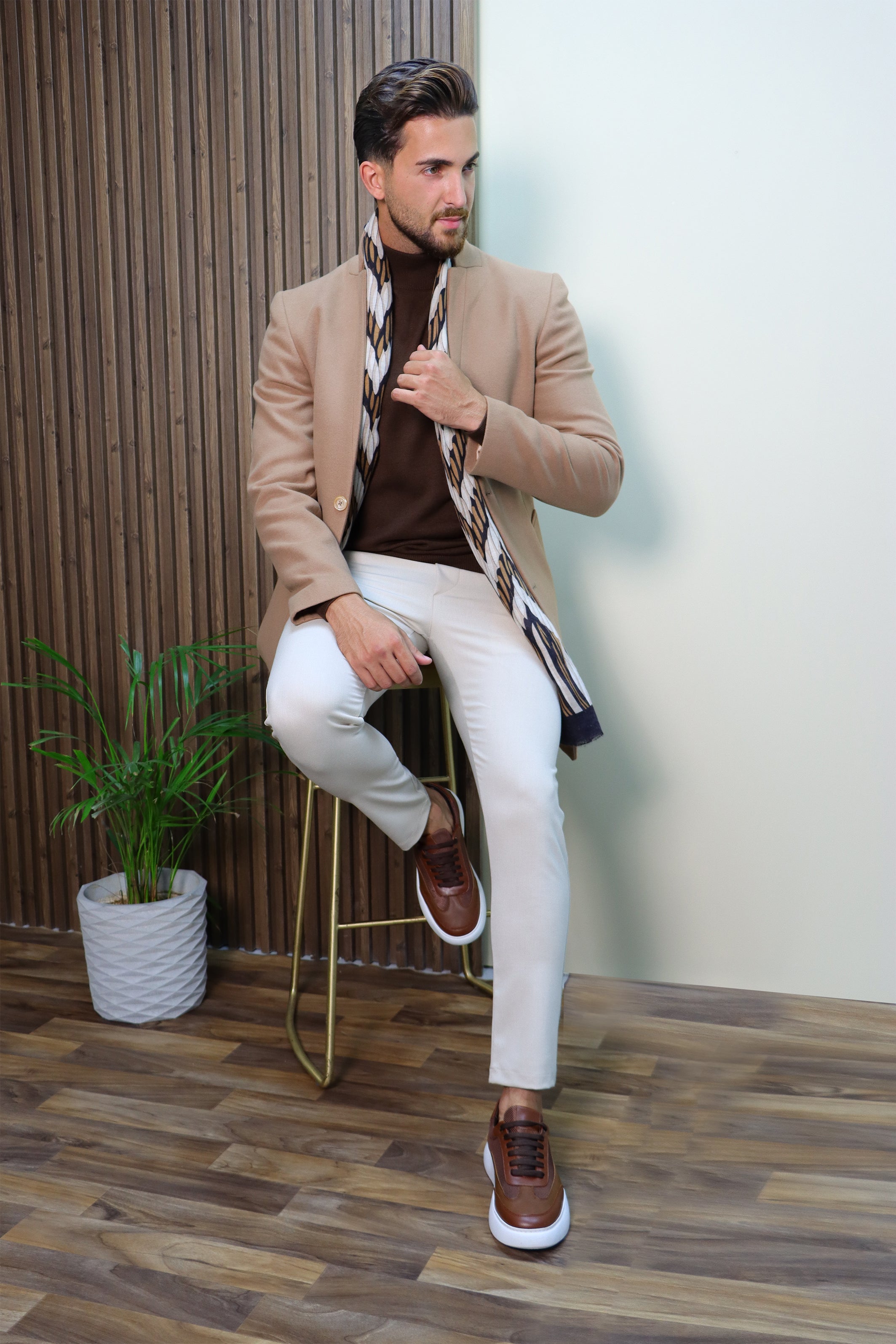 Timeless Beige Chic: The Classic Coat Col Mao in Neutral Elegance