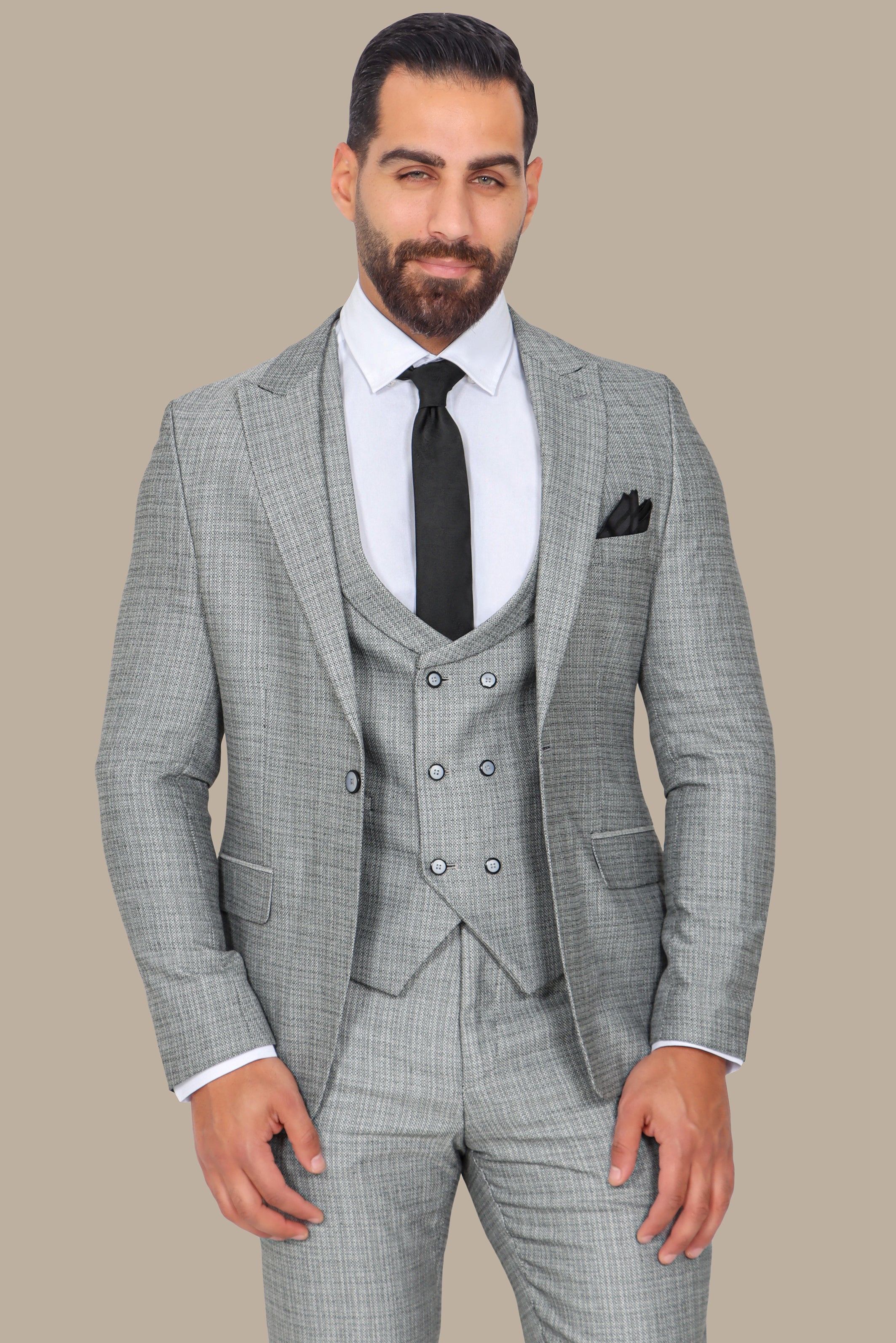 Refined Structure: 3-Piece Grey Suit with Peak Lapel
