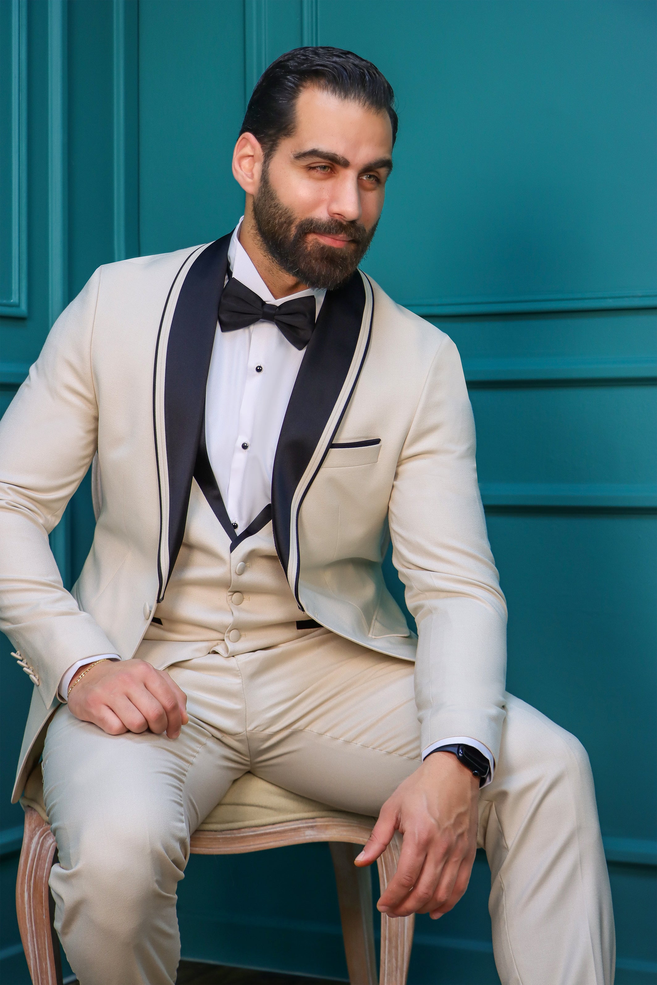 Beige 4-Piece Tuxedo with Shawl Collar and Three-Side Collar Line