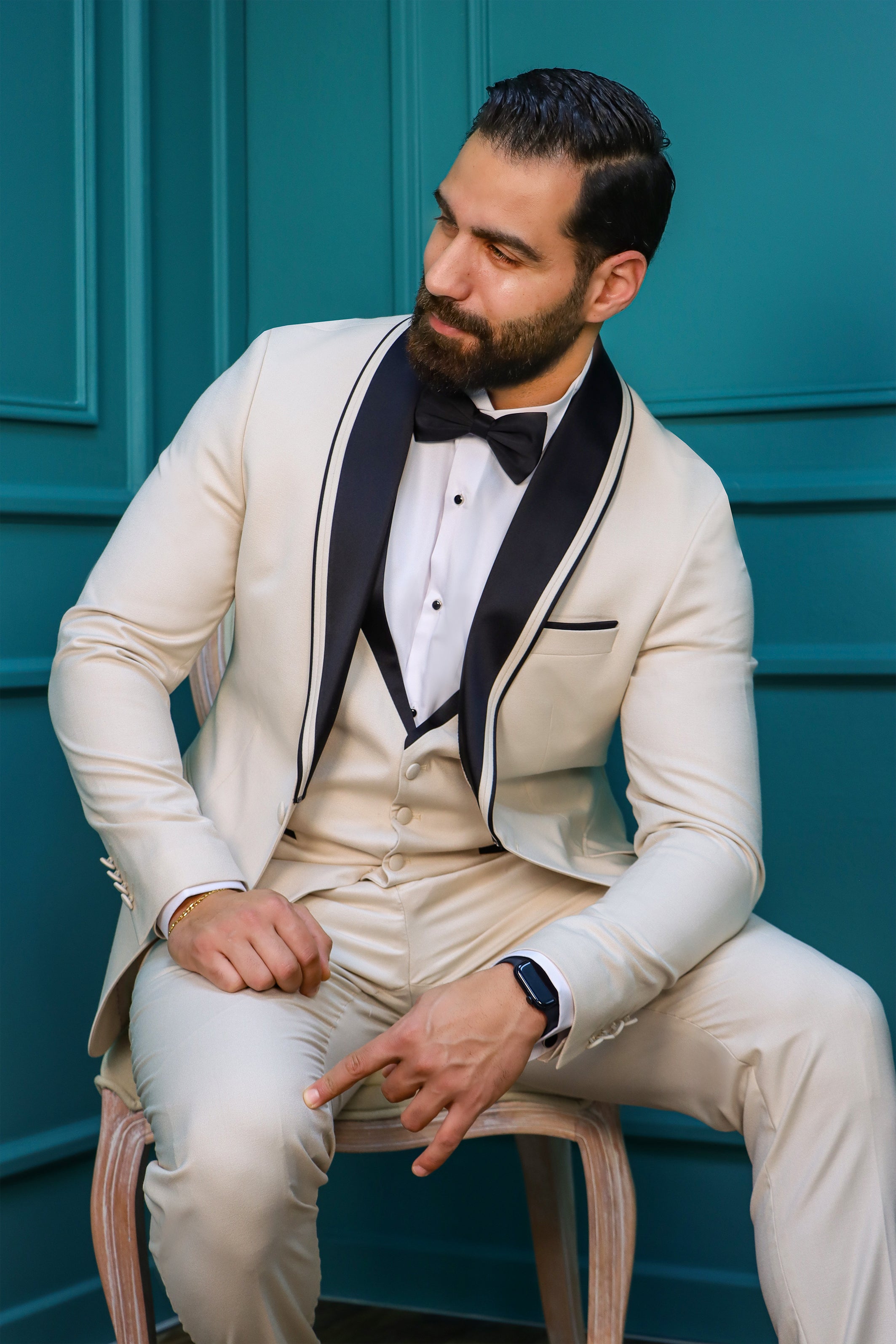 Beige 4-Piece Tuxedo with Shawl Collar and Three-Side Collar Line