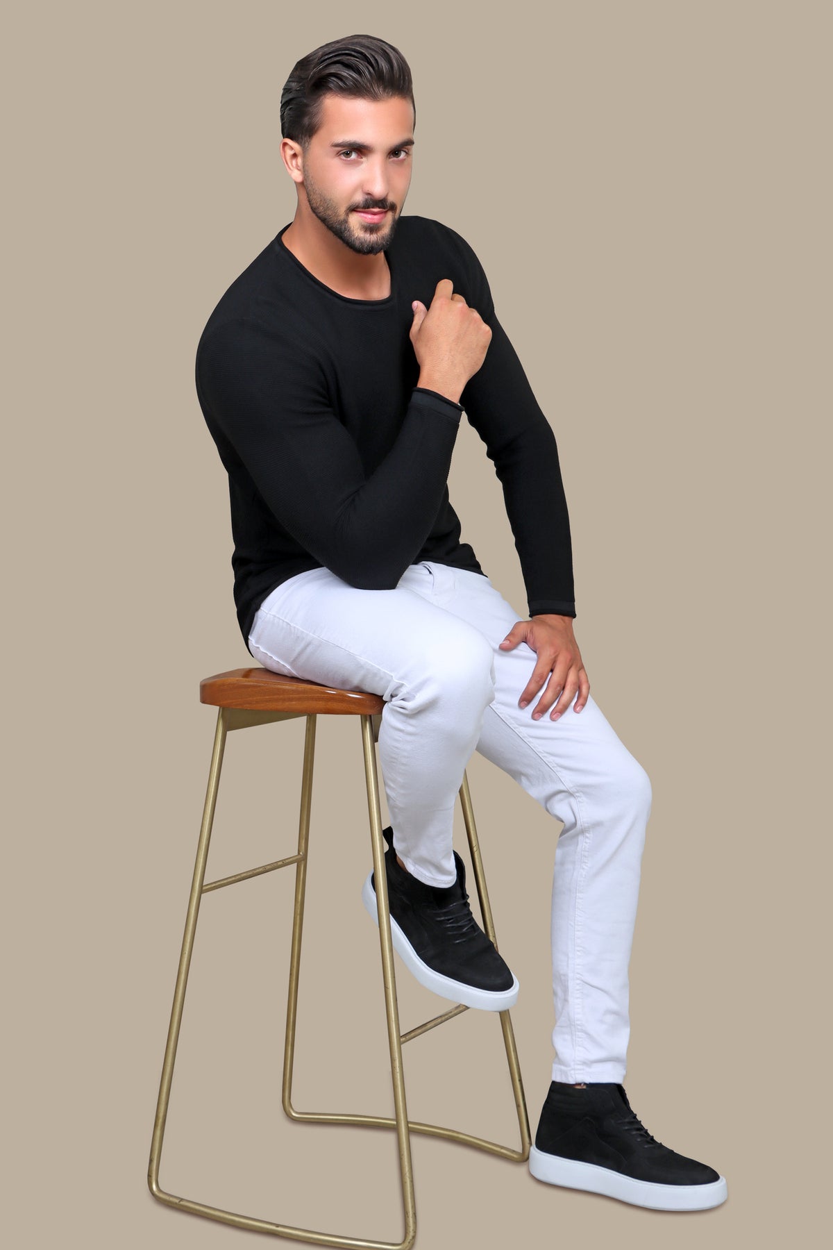 Comfort: Cozy Up in Style with our Ribbed Sweater Featuring Chic Pockets