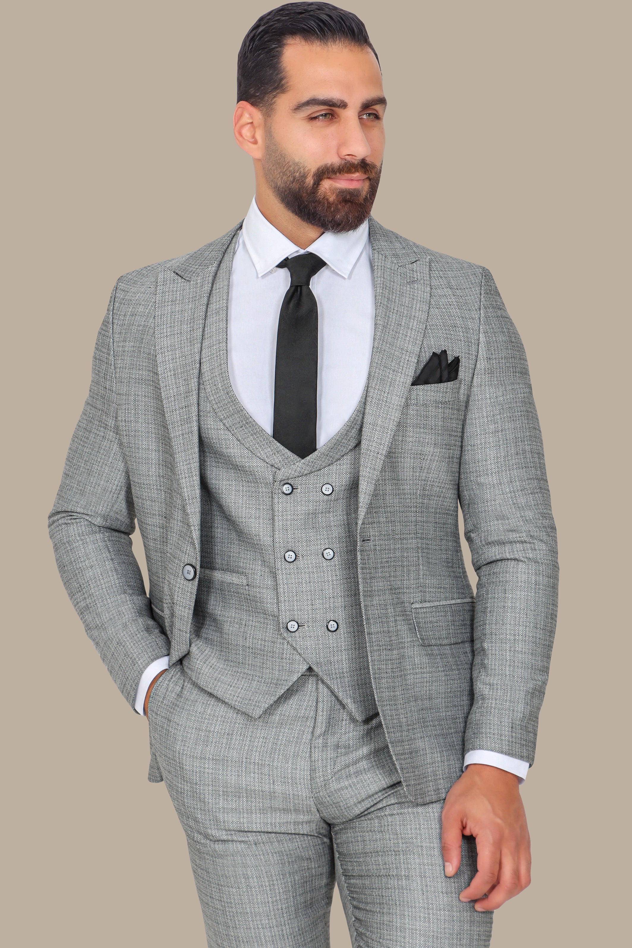 Refined Structure: 3-Piece Grey Suit with Peak Lapel