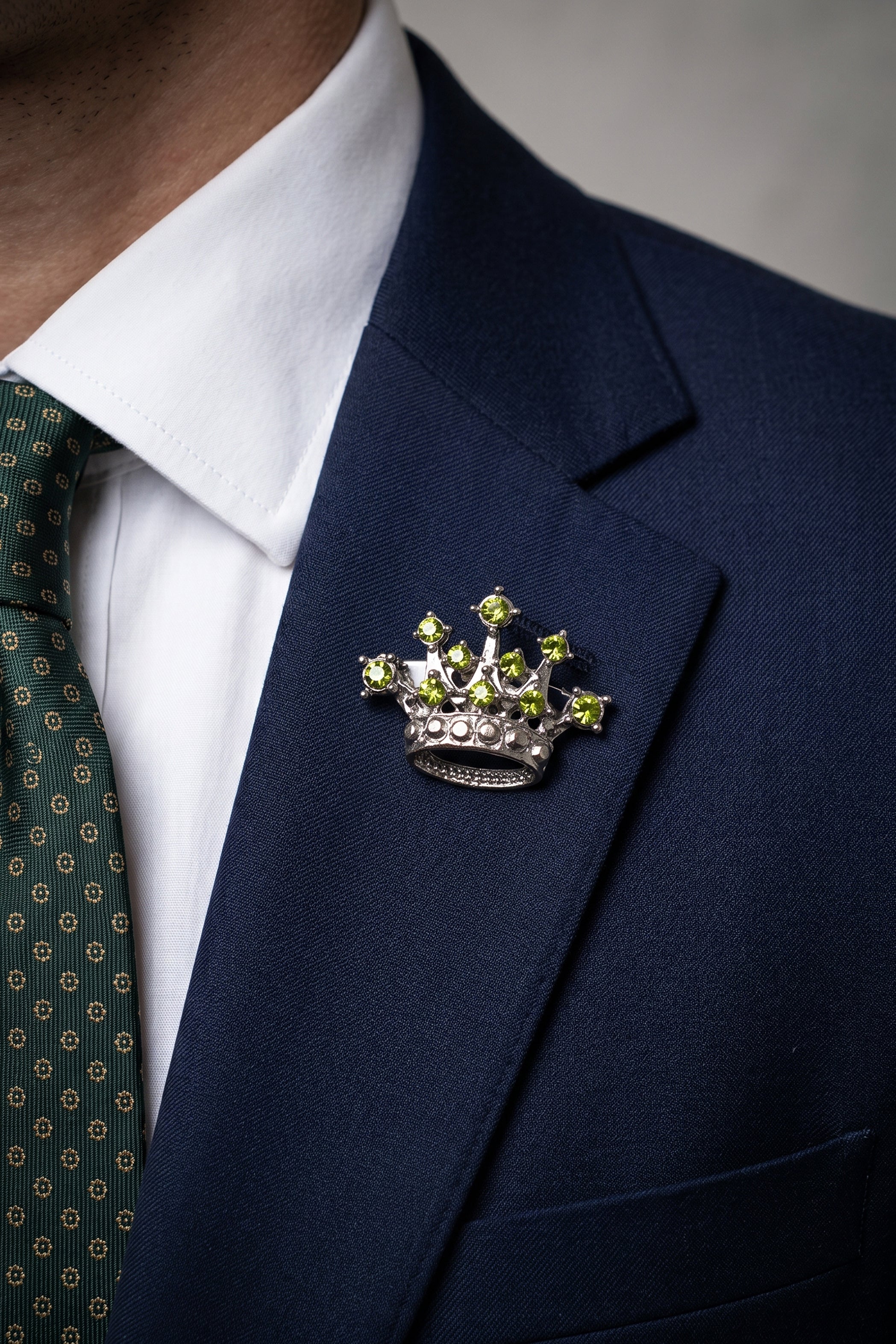 Pin Regal Radiance: The Vinc Chain Crown