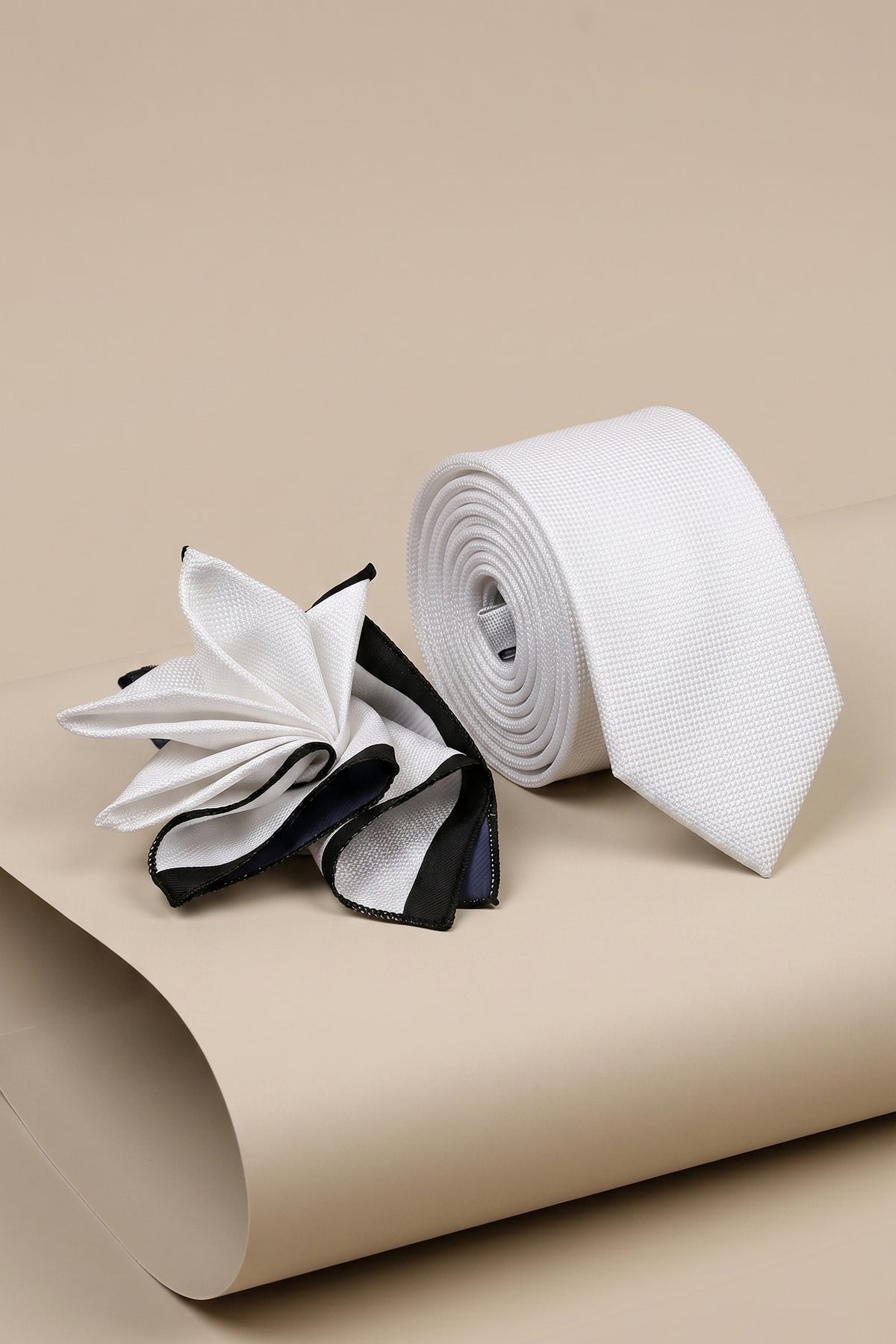 Classic White Elegance: Solid Structure Tie Set