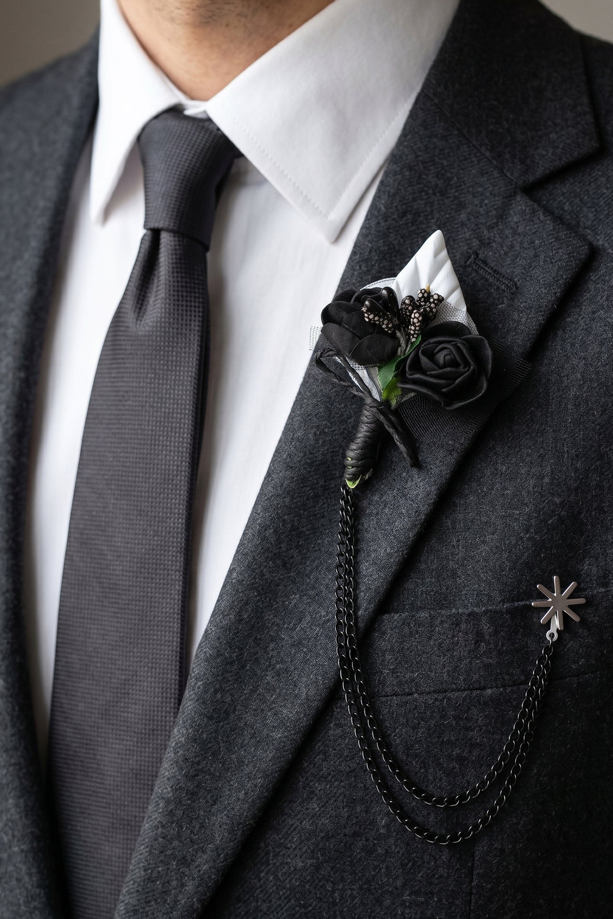 Pin Chain Flower - White & Black