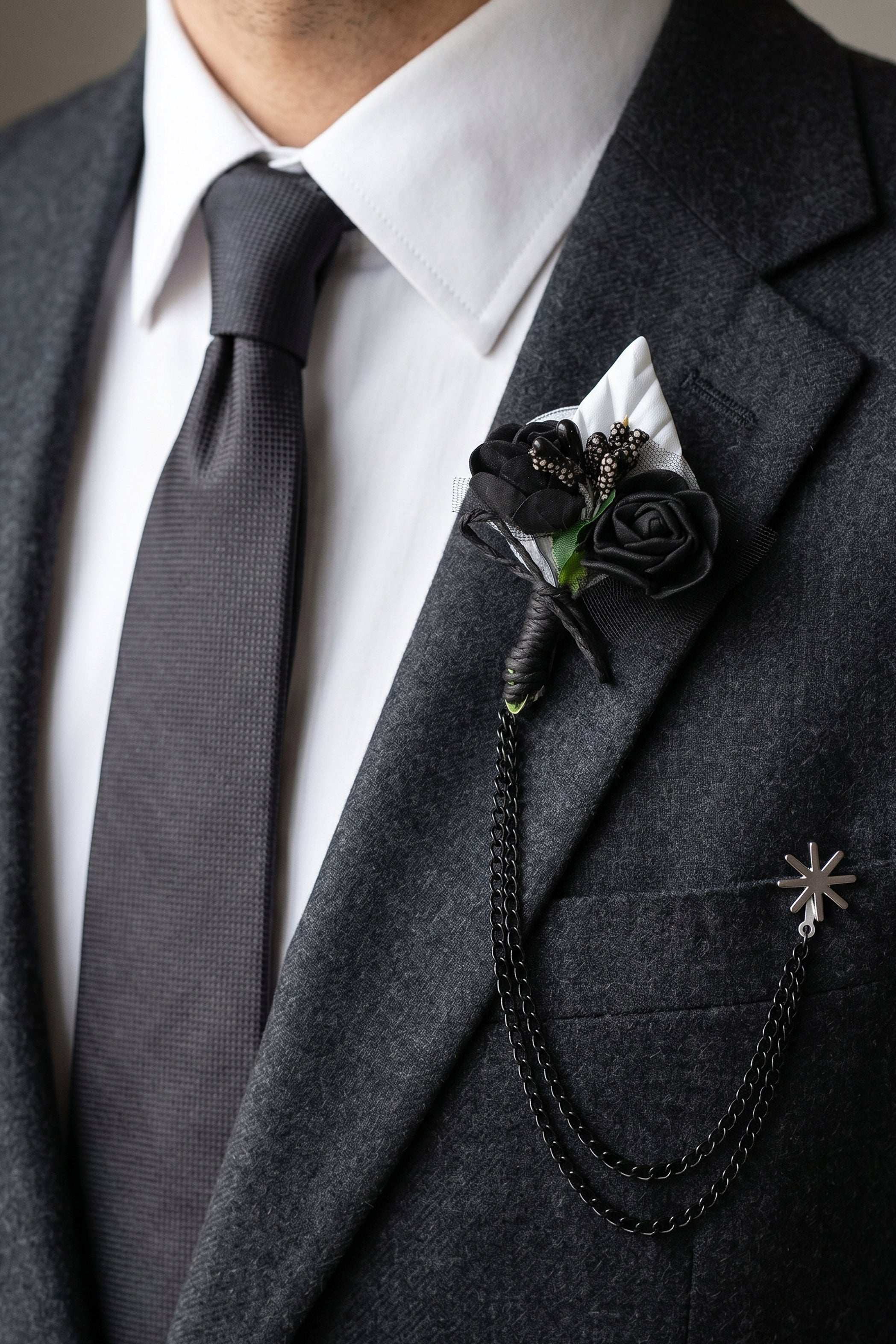 Pin Chain Flower - White & Black