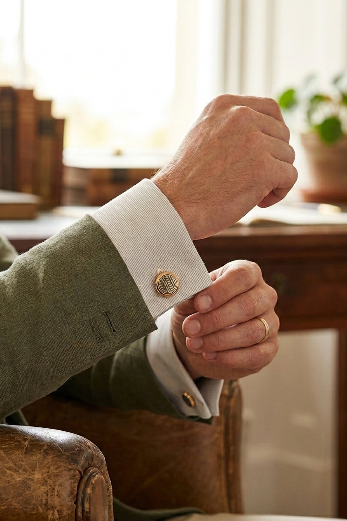 Gold Wave Round Cufflinks