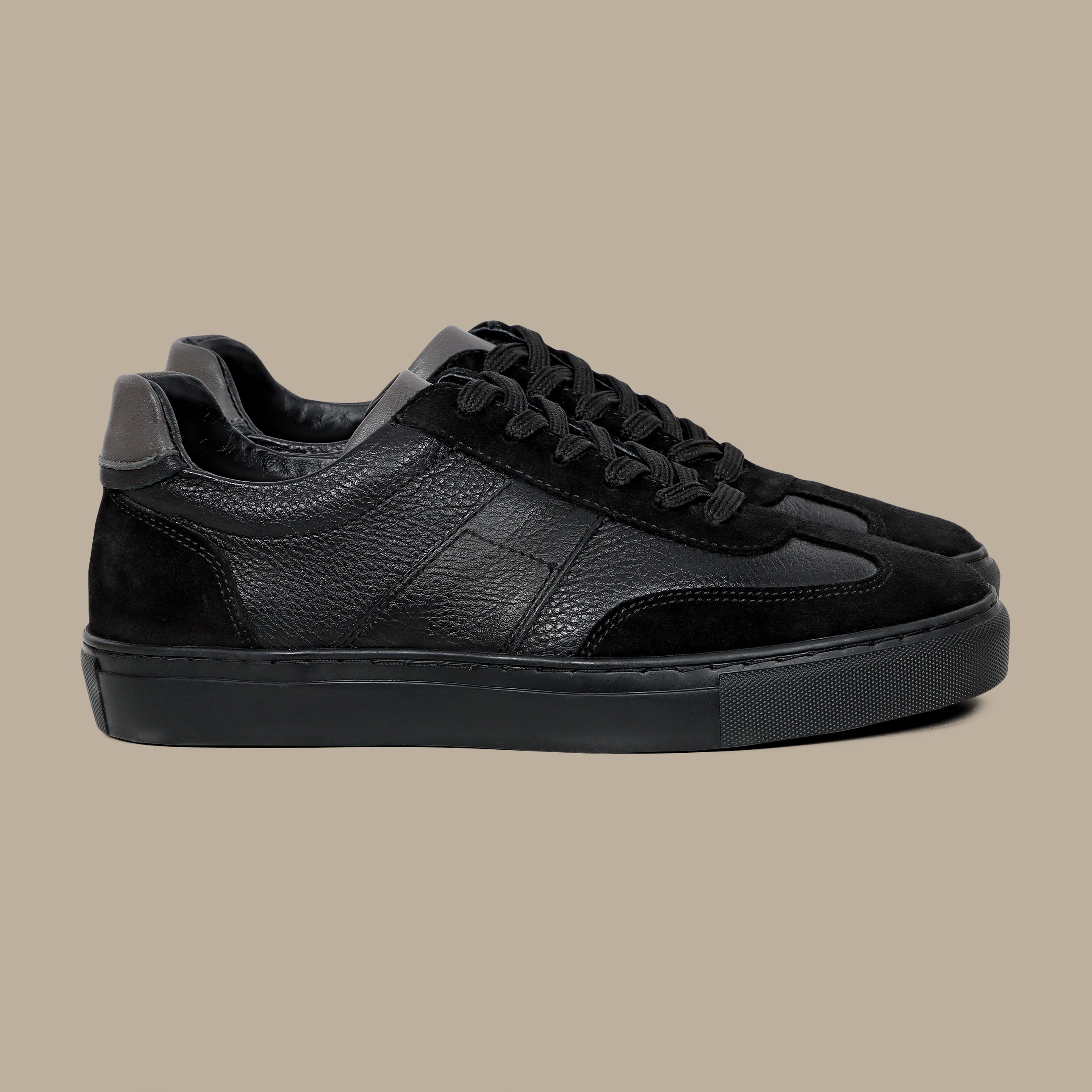 Retro Style Trainers with Suede Patch in Black