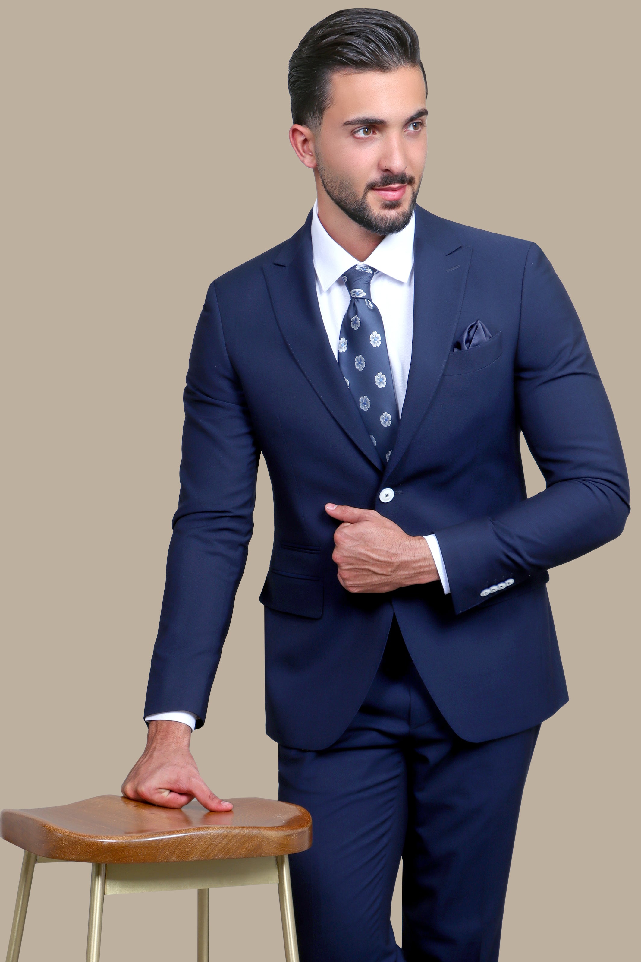 Peak of Sophistication: Dark Blue Basic Peak Lapel Suit