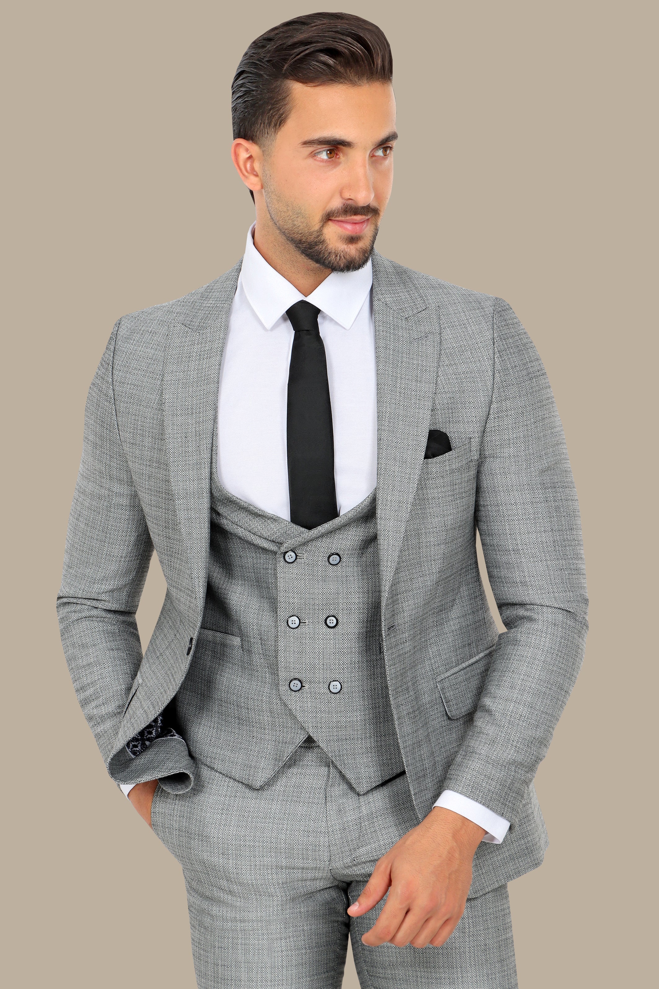 Refined Structure: 3-Piece Grey Suit with Peak Lapel