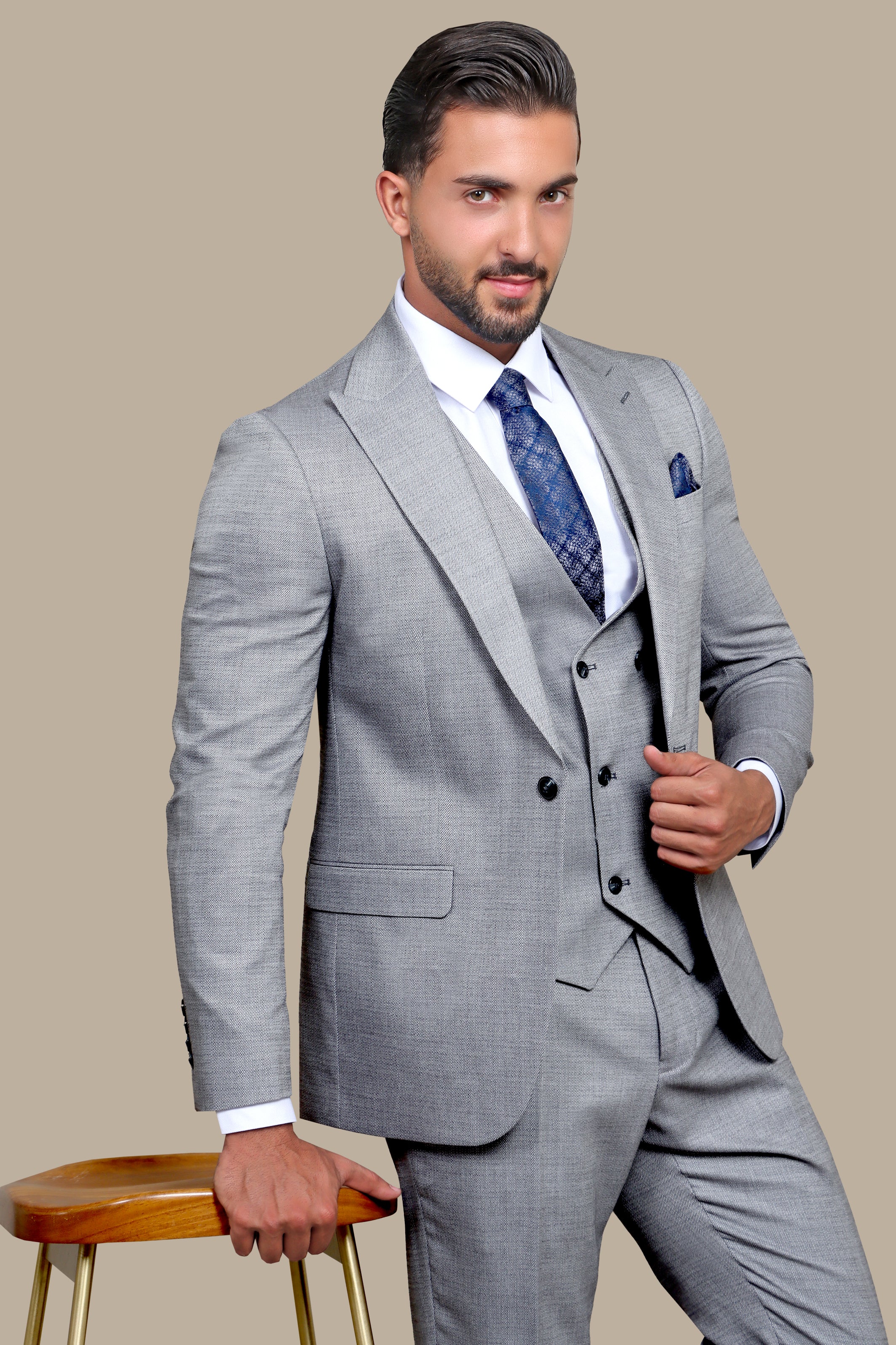 Stitched Gray Peak Lapel 3-Piece Suit: Classic Sophistication